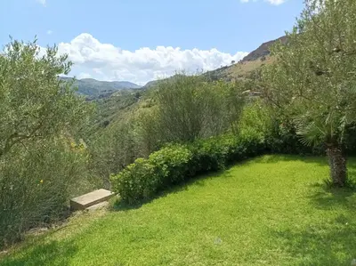 a garden with a view of the mountains at Villetta sulla Valle in Castellammare del Golfo