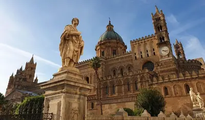 a statue in front of a building with a clock tower at SHANTI HOLIDAY HOUSE in Palermo
