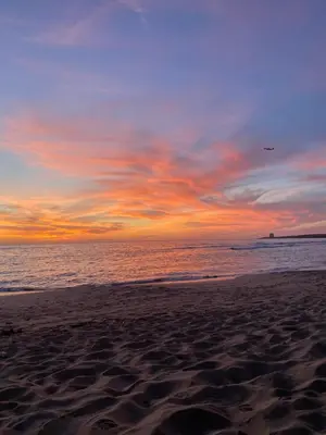 a sunset on a beach with the ocean at B&B Marco Polo in Terrasini