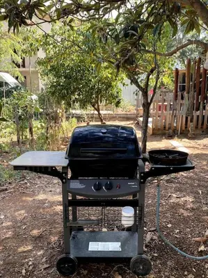 a bbq grill with a pan and a grill at Casa Woow in Carini