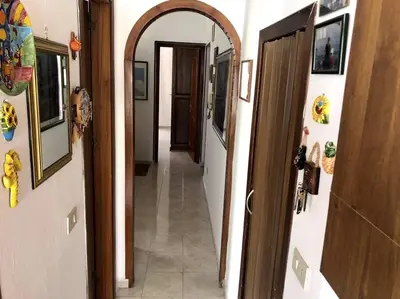 a hallway with an archway leading to a room with a hallway at La casa di Maria in Isola delle Femmine