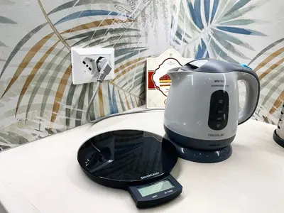 a blender and a cell phone on a table at Casa Diema in Palermo