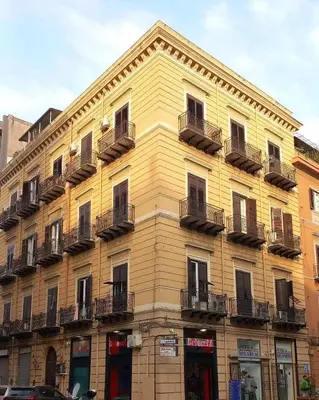 a building with windows and a scooter in front of it at CORNER ROME appartamento in Palermo
