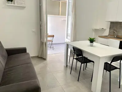 a living room with a white table and chairs at HOLIDAY HOUSE ORLANDO in Palermo