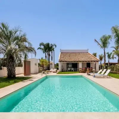 Posh villa with pool & jacuzzi