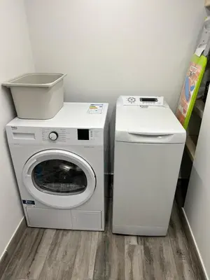 a washing machine and a dryer in a room at Life Rooms in Misilmeri