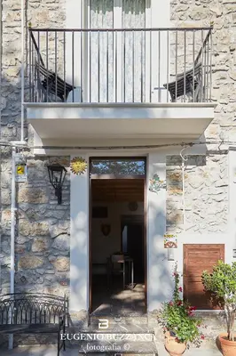 a entrance to a building with a balcony at La Casa Dei Cavalieri in Caccamo