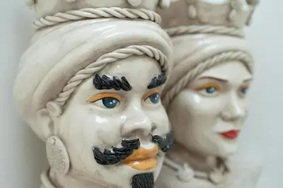 two statues of a woman wearing a crown at Casa vacanze Marinaro in Castellammare del Golfo