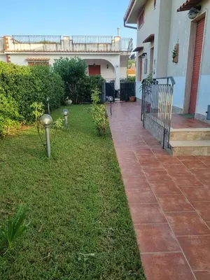 a yard with a walkway and a house at Blu horizon in Campofelice di Roccella
