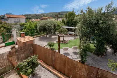 an aerial view of a backyard with a fence at Anastasia's House in Trabia