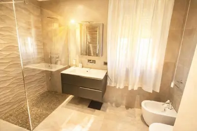 a bathroom with a sink and a shower and a toilet at Giardino Lussemburgo, Elegante e confortevole appartamento tra Mondello e il centro storico di Palermo in Palermo