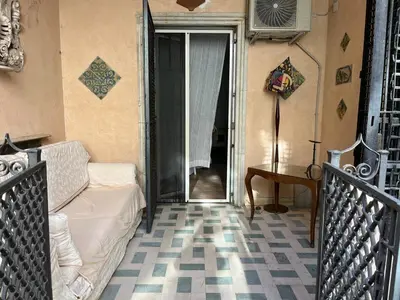 a living room with a couch and an open door at A CASA DEL CONSOLE in Mondello