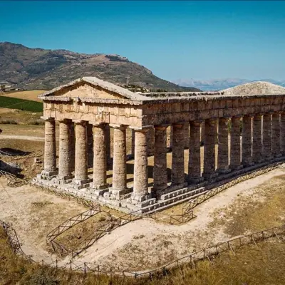 an ancient building with columns in the middle of a field at A casa ru zu Nino in Capaci