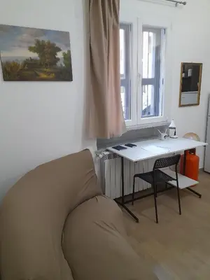 a living room with a desk and a chair at Makihome in Palermo