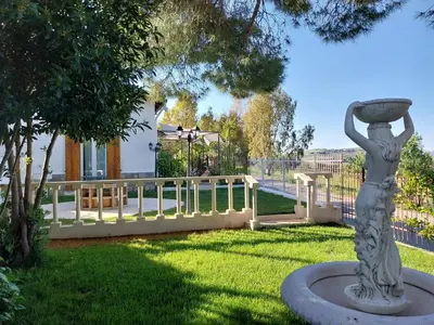 a statue of a woman holding a bowl in a yard at Casa Lachesi in Caccamo