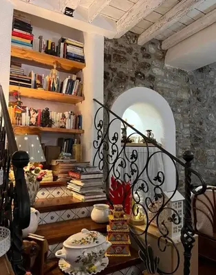 a room with a book shelf with books at A Casa da Paola in Caccamo