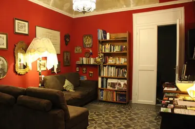 a living room with a couch and a book shelf at La Via delle Biciclette in Palermo