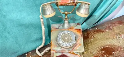 an old phone sitting on top of a table at Donna Isabella a Ballarò in Palermo
