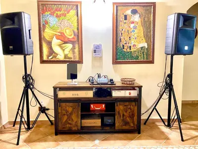 a room with two speakers and a tv on tripod at Villa Belvedere di Altavilla with Pool and Near The Sea in Altavilla Milicia
