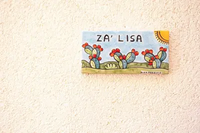 a sign on a wall that reads zz liesta at Casa Za Lisa con Vista Mare a Macari in Macari