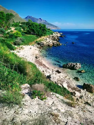 a view of a rocky shore with the ocean at La Terrazza su Pispisa in Castellammare del Golfo