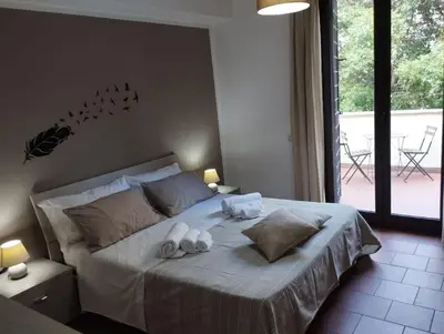 a bedroom with a bed with birds on the wall at Appartamento centro storico.(Nina's house Venezia) in Palermo