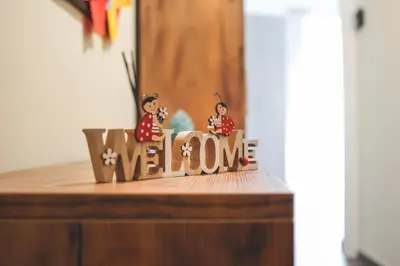 a wooden sign that says welcome on a table at Il Bel Canto - Suite in centro storico in Palermo