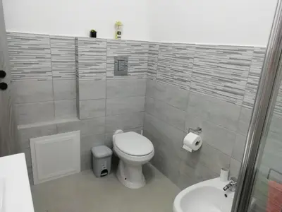 a small bathroom with a toilet and a sink at Casa Nino' in Palermo