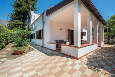 a house with a courtyard with a patio at Villetta Milù in Palermo