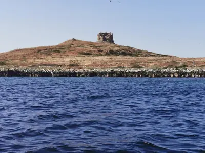an island in the middle of a body of water at La casetta di gra in Palermo