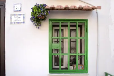 a green window on the side of a building at LA CASA DELL'EMIRO in Misilmeri