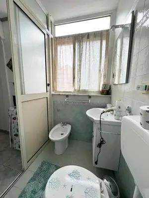 a small bathroom with a toilet and a sink at Sikulamente in Palermo