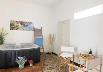 a living room with a hot tub and a table at Alchimiammare 