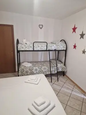 a room with two bunk beds with towels at Le stanze di Aurora in Palermo