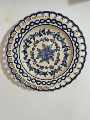 a blue and white plate sitting on a wall at Villino Anna e Pippino in Calatafimi