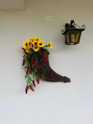 a bouquet of sunflowers is hanging on a wall at Villino Anna e Pippino in Calatafimi