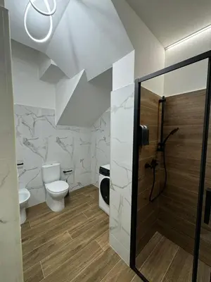 a bathroom with a toilet and a glass shower stall at Casa Bedda - INTERA CASA CON 3 CAMERE CON BAGNO PRIVATO, ARIA CONDIZIONATA E NO ZTL/ENTIRE APARTMENT WITH 3 BEDROOMS WITH PRIVATE BATHROOM, AIRCON AND NO LTZ in Castellammare del Golfo