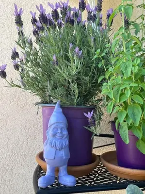 a statue of a santa clause sitting next to a potted plant at Villa Rubino ai Colli in Palermo