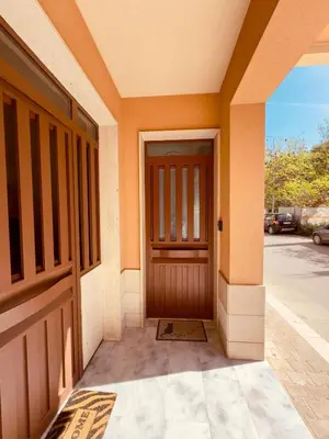 a wooden door of a house with a driveway at Balestrate Mare Centro Wi-Fi Self Check-in Aria Condizionata in Balestrate