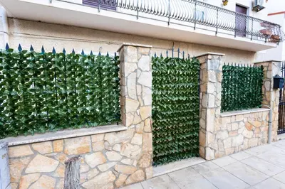 a wall with a green hedge on a building at Pegaso 15 Home in Palermo