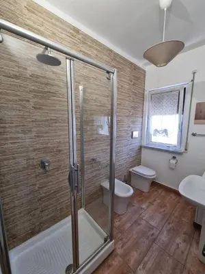a bathroom with a shower and a toilet and a sink at CITY HOUSE & FREE PARKING by Perry-Holiday moderno, panoramico e comodo fino a 6 ospiti in Palermo