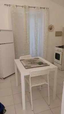 a white table and chairs in a kitchen at Sizilien 3 in Trappeto
