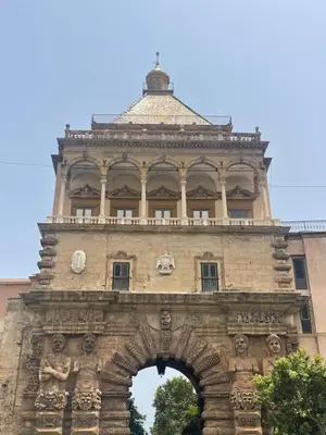 a building with an arch in front of it at Casa Marì Holiday House in Palermo