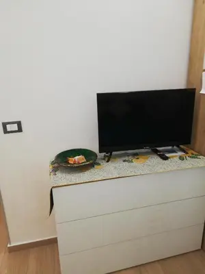 a desk with a television on top of it at Casa Vacanza Giulia in Castellammare del Golfo