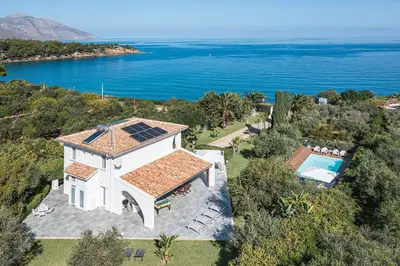 an aerial view of a house with a swimming pool at Villa Perla Di Guidaloca in Scopello