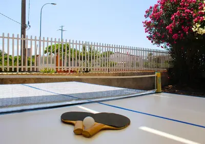 a skateboard laying on a tennis court at Villa Giorgia in Alcamo