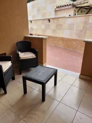 a room with a bench and a table and chairs at Vida Loca -Appartamento vicino aereporto e 200mt spiaggia in Carini