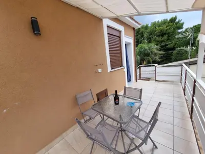 a patio with a table and chairs on a balcony at Vida Loca -Appartamento vicino aereporto e 200mt spiaggia in Carini