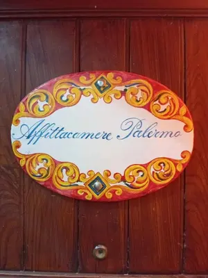 a sign on a wooden door that reads autoregressive tolerance at Isola dei tesori - affittacamere palermo in Palermo