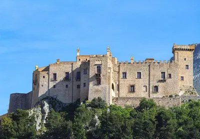 a large castle on top of a mountain at B&Baglio in Carini